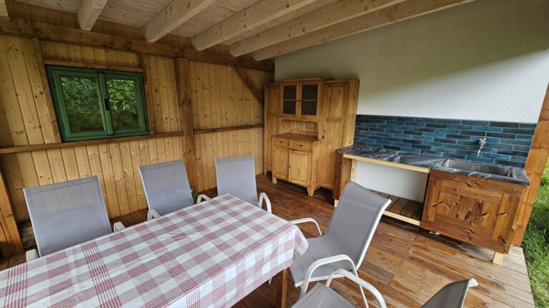 vnútro altánku so stolom a stoličkami
